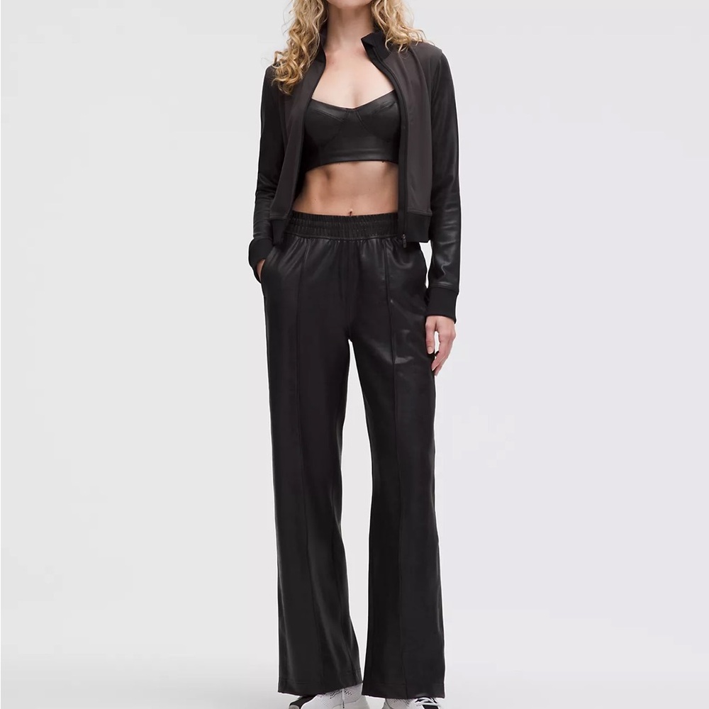 Lululemon Everlux Relaxed Train Pant
Matte Foil - Size 6